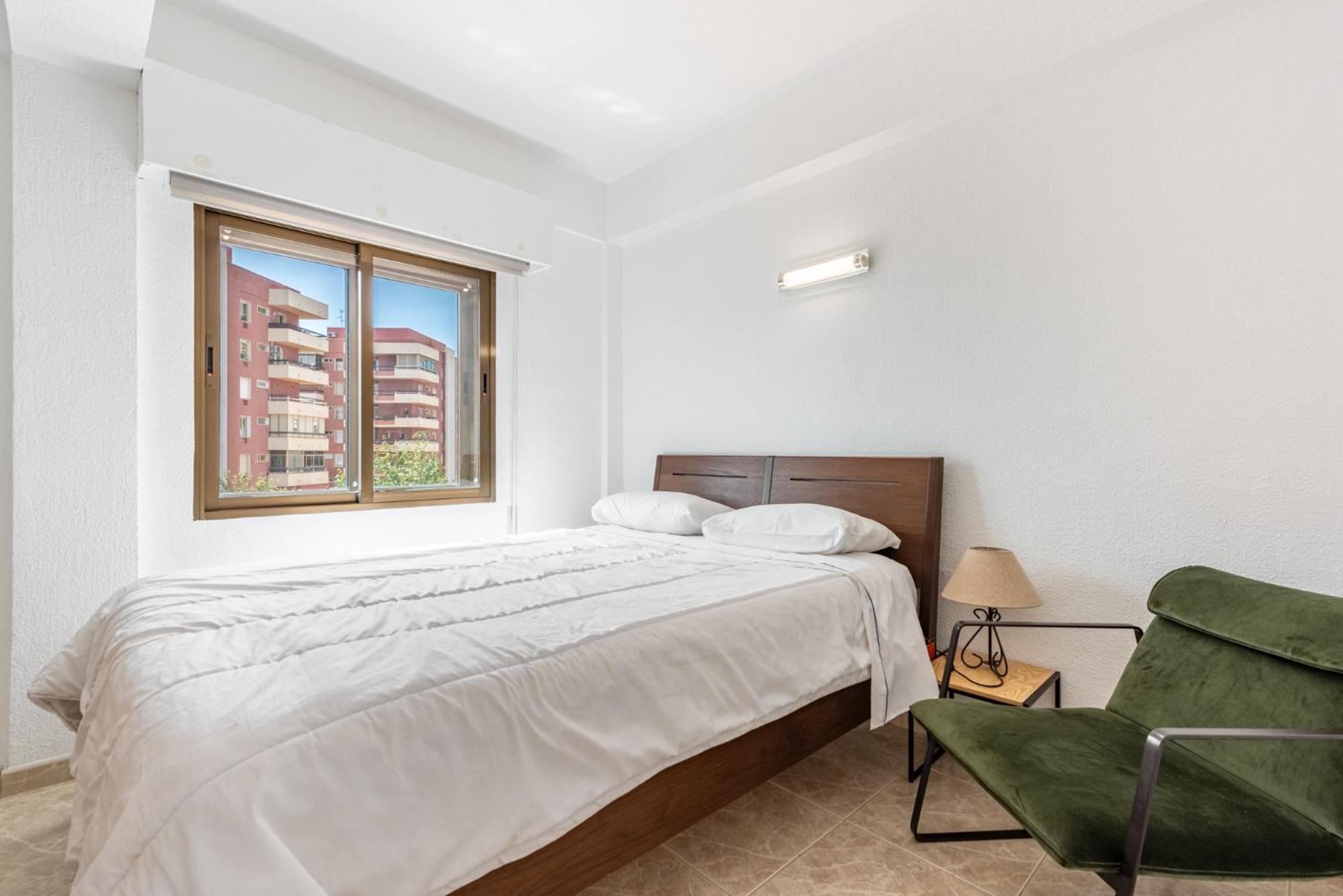 Amazing 2 Bedrooms In Centre Apartment *
